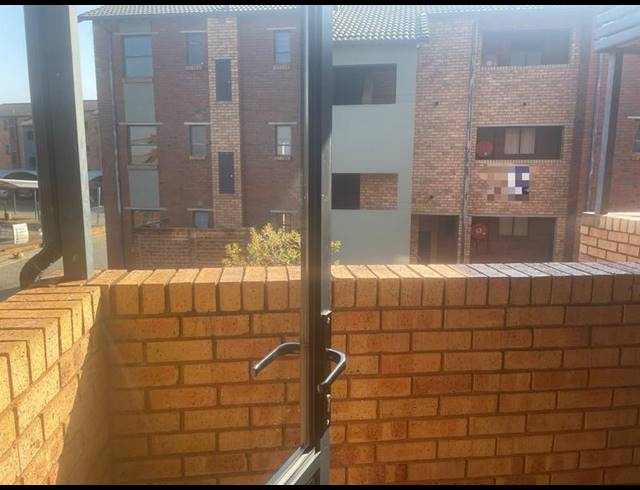 2 BEDROOM TOWNHOUSE FOR SALE IN OLIFANTSVLEI